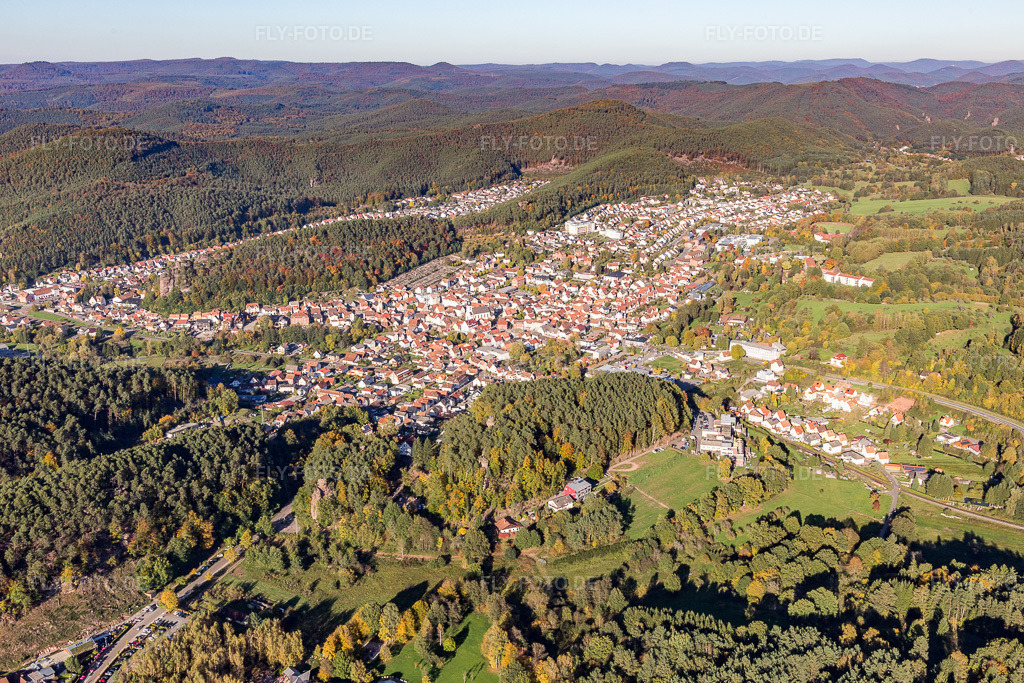 Luftbild: Ortsansicht von Südwesten in Dahn im Bundesland Rheinland-Pfalz in Deutschland. Foto: IMG_103988.jpg vom 14.10.2017 durch Werner Riehm/FLY-FOTO.de