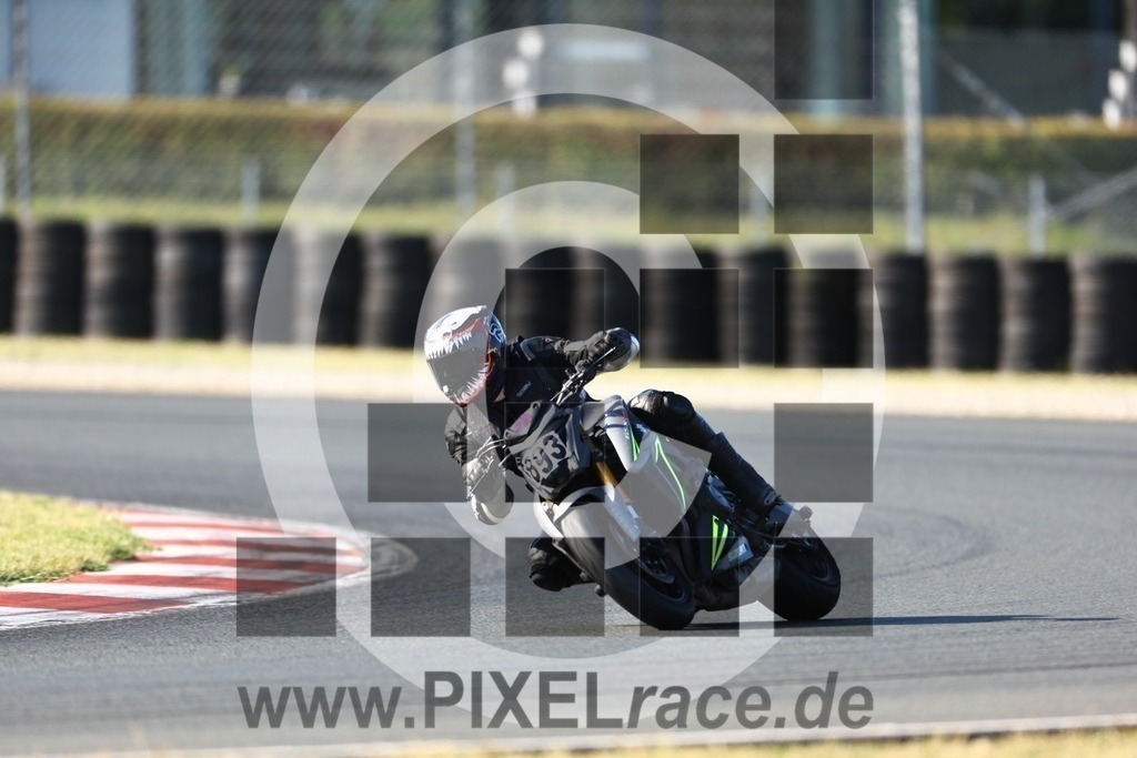 0893-20240513_00076 | Schöne Erinnerungen an spannende Momente - das festzuhalten ist unser Job. PIXELrace.de ist seit 2003 auf den Rennstrecken Europas unterwegs um die Action draußen beim Fahren und die wunderbare Stimmung imm Fahrerlager für euch einzufangen.