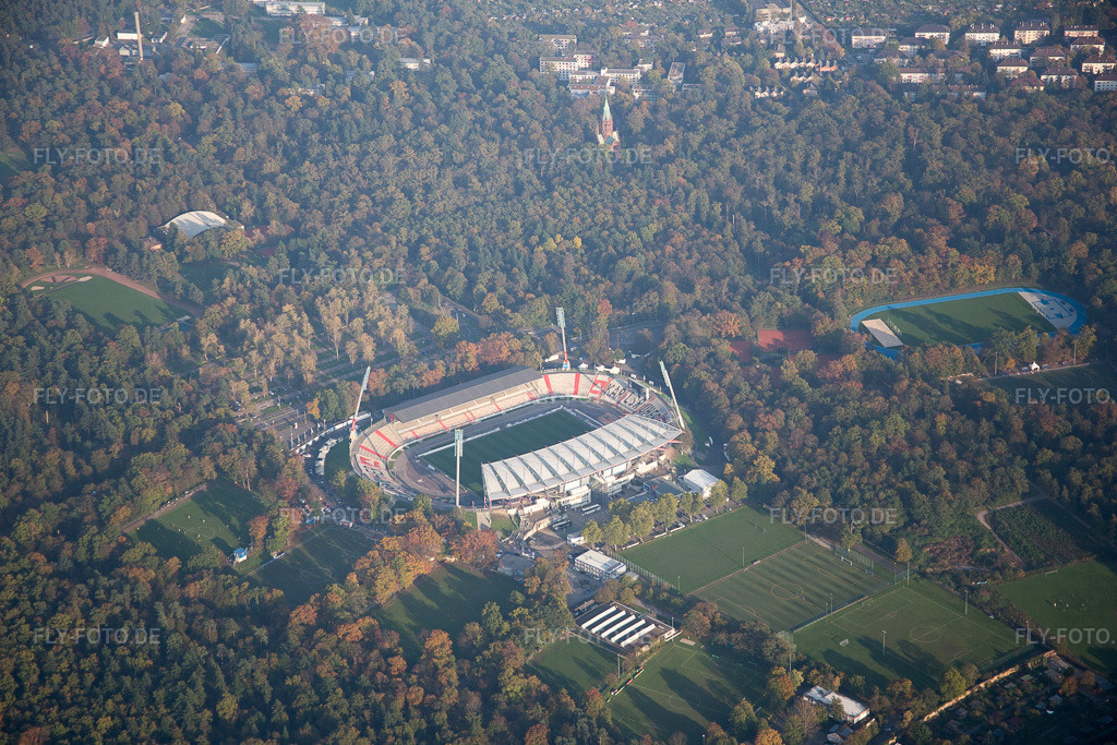 Luftbild: Stadion im Ortsteil Innenstadt-Ost in Karlsruhe im Bundesland Baden-Württemberg in Deutschland. Foto: IMG_075457.jpg vom 26.10.2014 durch Werner Riehm/FLY-FOTO.de