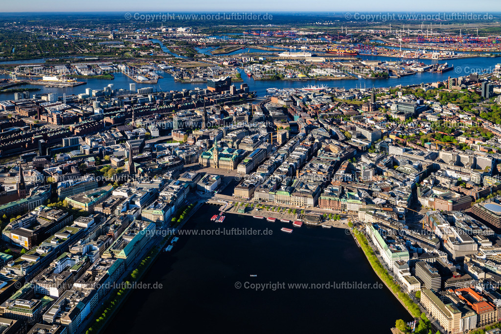 Hamburg_Mitte_Jungfernstieg_Alster_ELS_0095270425 | HAMBURG 27.04.2025 Binnenalster mit Jungfernstieg und dem Innenstadtbereich in Hamburg, Deutschland. // Binnenalster with Jungfernstieg and the Innenstadt area in Hamburg, Germany. Foto: Martin Elsen