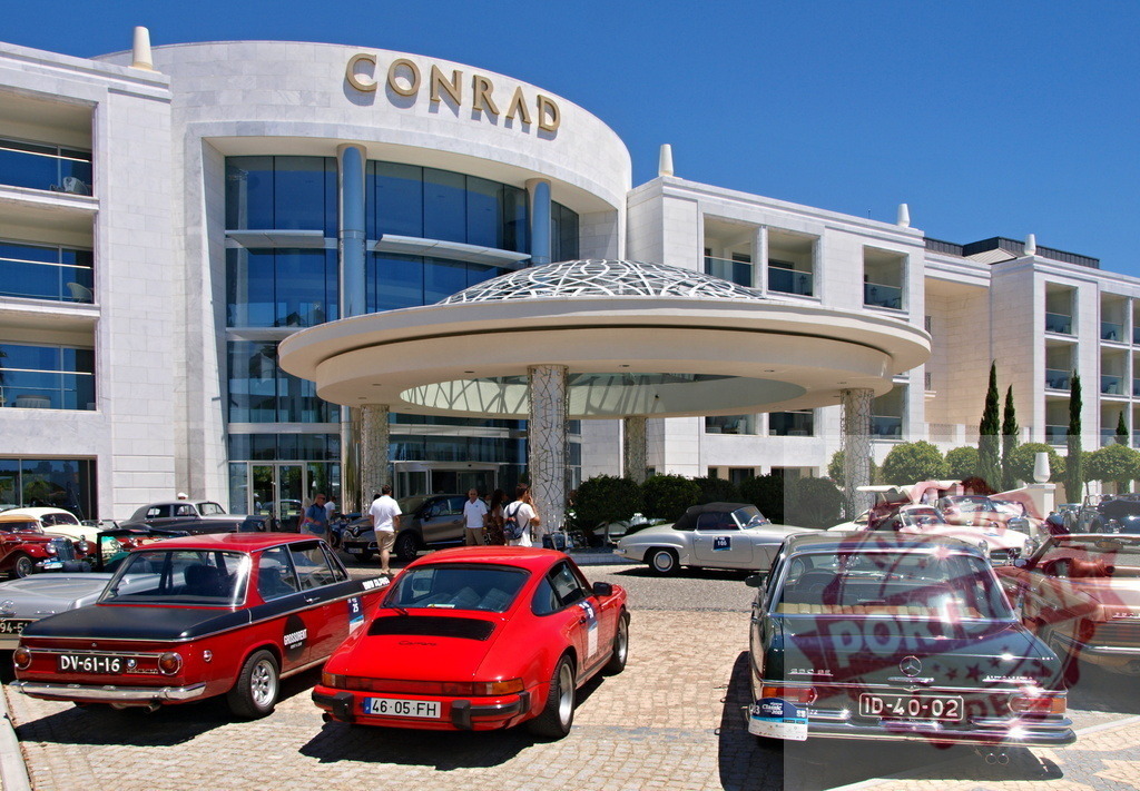 Vintage cars parking in front of the Conrad Algarve Hotel | Vintage car meeting at the Conrad Algarve Hotel in Portugal - Realisiert mit Pictrs.com