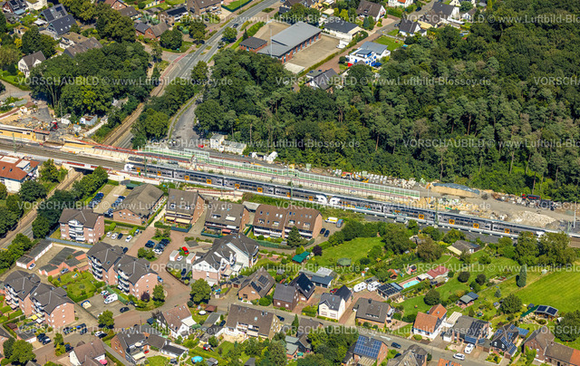 Voerde240802647 | Luftbild, Hbf Bahnhof Voerde, Baustelle Brücke Steinstraße, Baustelle Fußgängerunterführung und Brücke Bahnhofstraße, Ausbau der Betuweroute und Betuwe-Linie Eisenbahnstrecke, Baustelle mit Schallschutzwand, S-Bahn Zug, Voerde, Ruhrgebiet, Niederrhein, Nordrhein-Westfalen, Deutschland