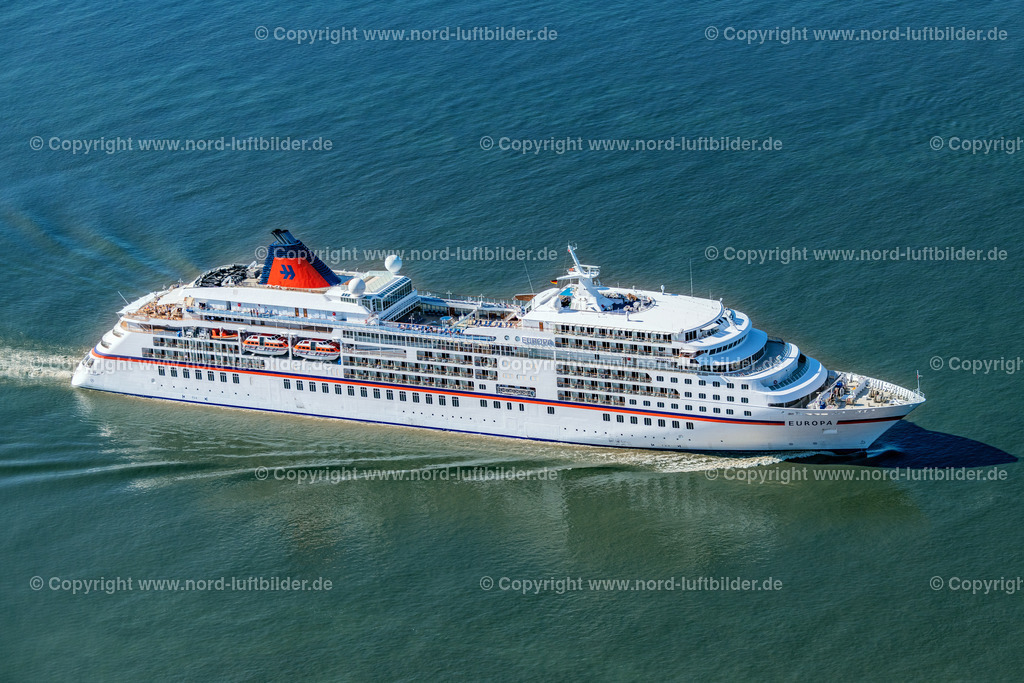 Ms_Europa_Kreuzfahrtschiff_Hapag_Lloyd_ELS_7107130822 | KOLLMAR 13.08.2022 Kreuzfahrt- Passagier- und Fahrgast- Schiff " MS Europa Hapag Lloyd " in Kollmar im Bundesland Schleswig-Holstein, Deutschland. // Cruise and passenger ship " MS Europa Hapag Lloyd " in Kollmar in the state Schleswig-Holstein, Germany. Foto: Martin Elsen