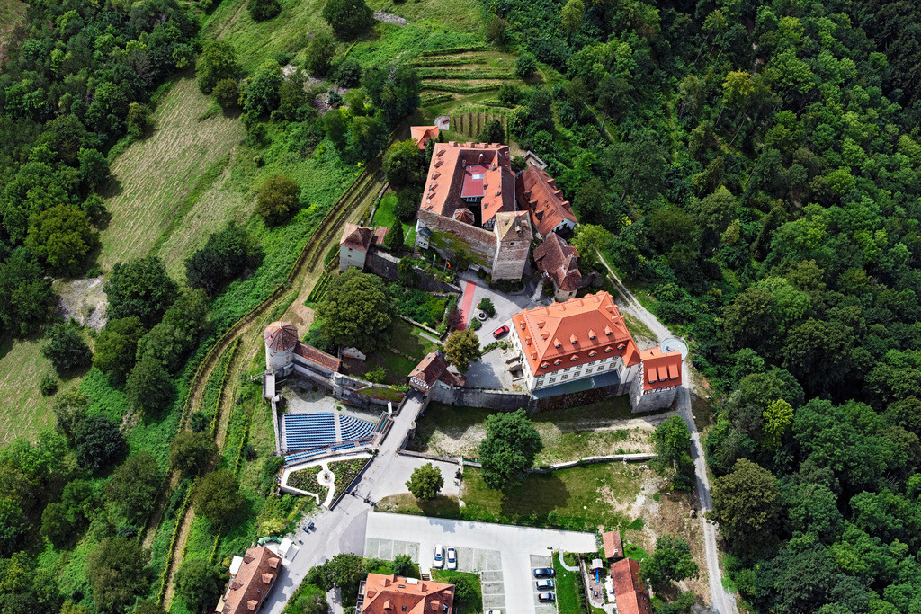 dr__0071456.jpg | KüNZELSAU 12.08.2021 Burganlage des Schloß Stetten in Künzelsau im Bundesland Baden-Württemberg, Deutschland. // Castle of Stetten in Kuenzelsau in the state Baden-Wuerttemberg, Germany. Foto: Daniel Reiter