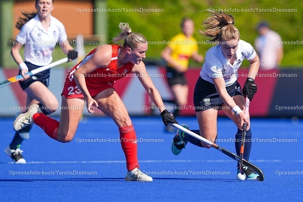 xydrx10082501011 | 10.08.2025, xydrx, Frauen EuroHockey Championship 2025, Gruppenphase, Gruppe B, England - Schottland, Sparkassenpark Mönchengladbach: Sophie Hamilton (ENG #23) im Zweikampf gegen Charlotte Watson (ENG #12)