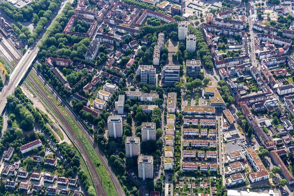 Luftbild: Pfaffstraße Markgrafen-Stift im Ortsteil Durlach in Karlsruhe im Bundesland Baden-Württemberg in Deutschland. Foto: IMG_131602.jpg vom 22.05.2022 durch Werner Riehm/FLY-FOTO.deKFLS-Stiftung Karlsruhe - KFLS-Stiftung Karlsruhe