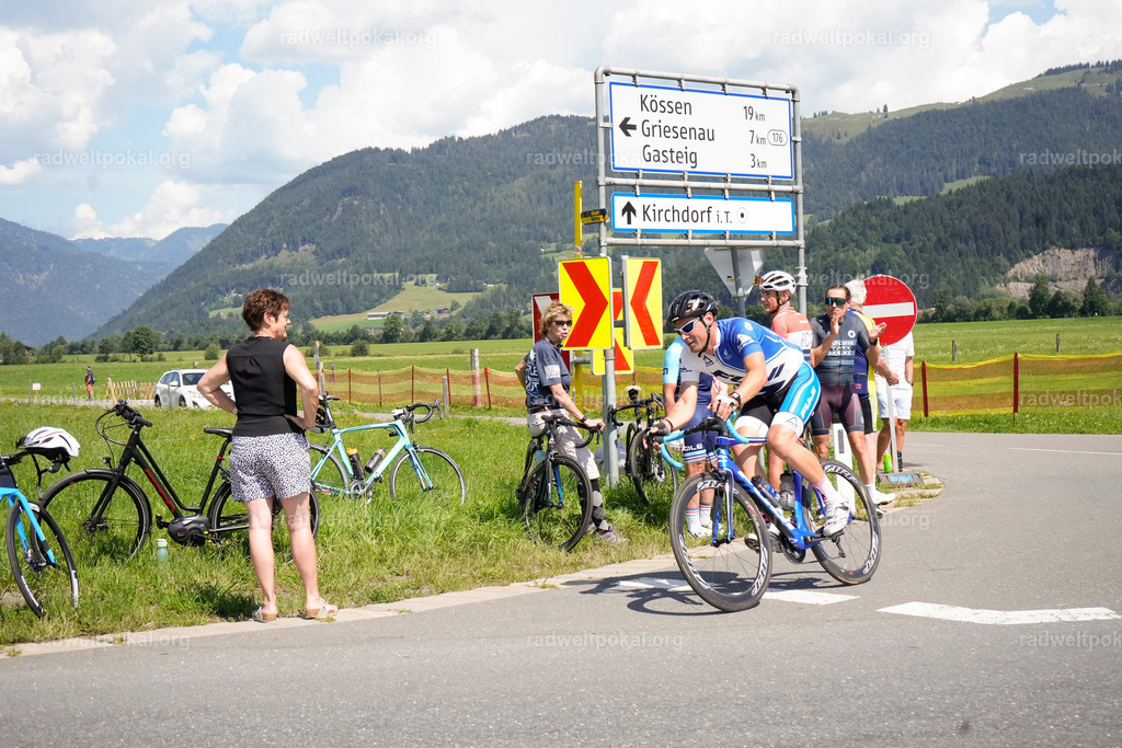 580_20230817_Bewerb_Maenner_Muehlanger | AUT - OESTERREICH, 2023-08-16: SPORT RENNRAD-FAHREN - 55. INTERNATIONALER RADWELTPOKAL IN ST. JOHANN IN TIROL  - Vintage-Radrennen mit WM-Bronze-Medaillen-Siegerin Christina Schweinberger, den Teilnehmer und Alexander Baumann (vom Orginastions-Team) - TAG 2 BEWERB MAENNER IN SECHS GRUPPEN  ; Foto: Roland Muehlanger