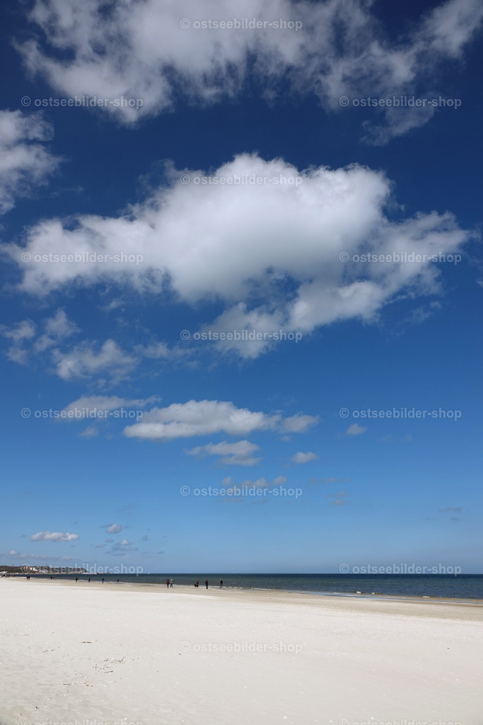 Weisse Wolke und heller Sand mit blauer See | Den weiten hellen Strand von Ahlbeck auf Usedom zeigt dieses minimalistische Bild der Ostsee.