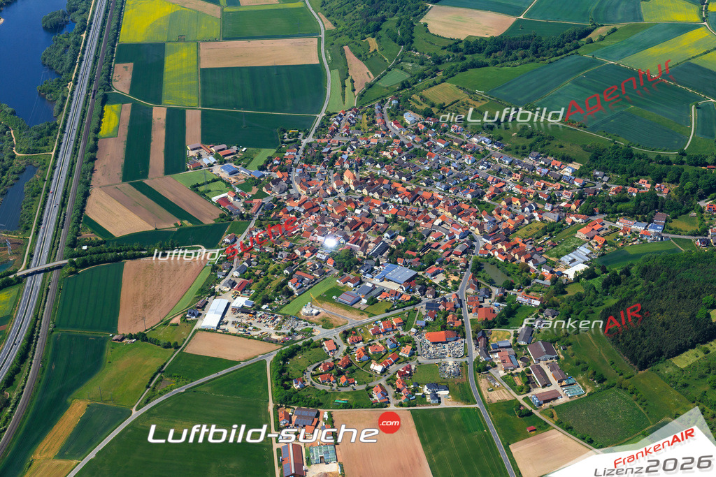 Die Luftaufnahme der Stadt Stettfeld wurde vom UL-Flugzeug heraus erstellt ( keine Drohne )- hohe Auflösung für beste Qualität