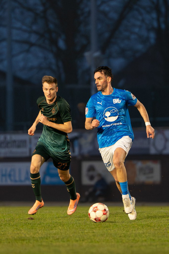 Fußball I Herren I Saison 2025-2026 I Regionalliga Nord I 25. Spieltag I TuS Blau-Weiß Lohne - Werder Bremen II I 5754 | Paul Levi Wagner (29, SV Werder Bremen II) gegen Rilind Neziri (23, TuS BW Lohne) - Realisiert mit Pictrs.com