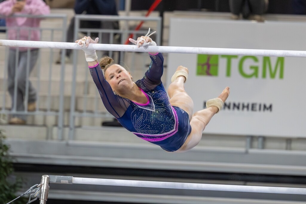 Deutsche Turnliga DTL (Bundesliga) der Frauen, Wettkampf um Platz 3 2025 in Heidelberg | Deutsche Turnliga DTL (Bundesliga) der Frauen, Wettkampf um Platz 3 2025 in Heidelberg***Bild: Silja Stöhr (TG Mannheim) am Stufenbarren - Realisiert mit Pictrs.com