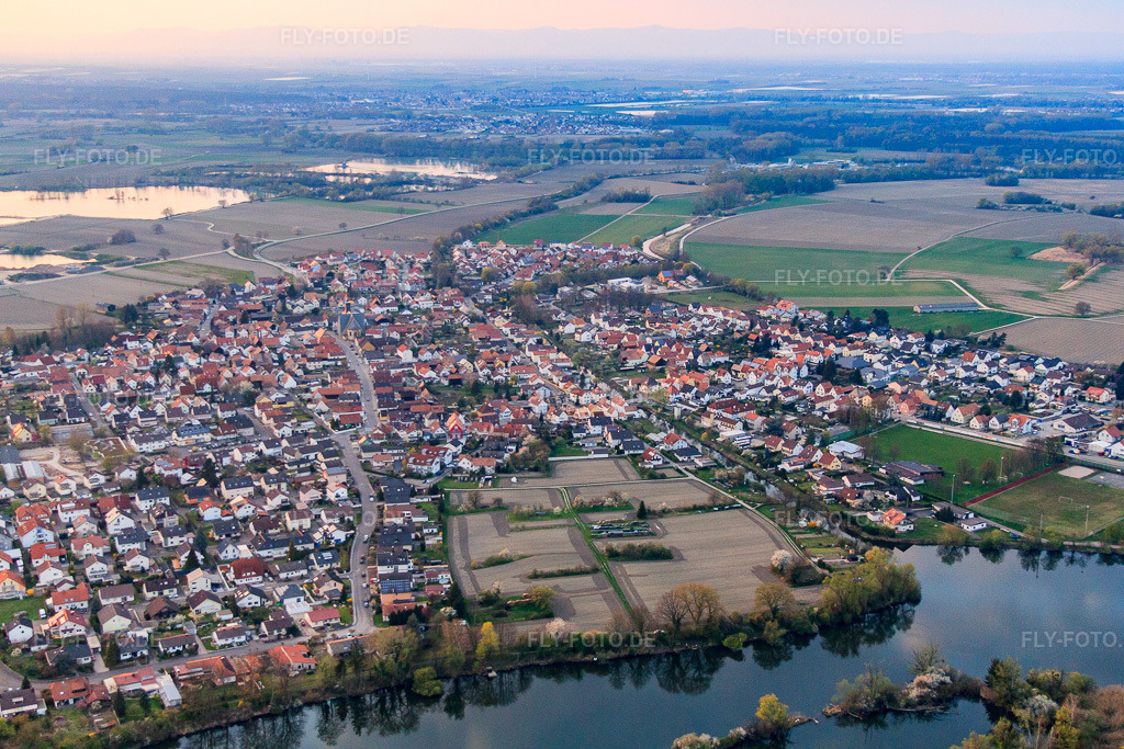 Luftbild: Dorfansicht aus Südosten in Leimersheim im Bundesland Rheinland-Pfalz in Deutschland. Foto: IMG_63533.jpg vom 28.03.2014 durch Werner Riehm/FLY-FOTO.de