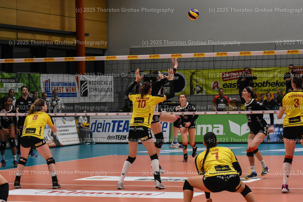 VBL VFB Suhl vs. SCHWARZ-WEISS Erfurt | (VFB Suhl) in Gelb, (Schwarz-Weiss Erfurt) in Schwarz; VBL VFB Suhl vs. SCHWARZ-WEISS Erfurt, Volleyball-Bundesliga Frauen am 17.02.2018 in der Multihalle in Meiningen, (Deutschland) - Realisiert mit Pictrs.com