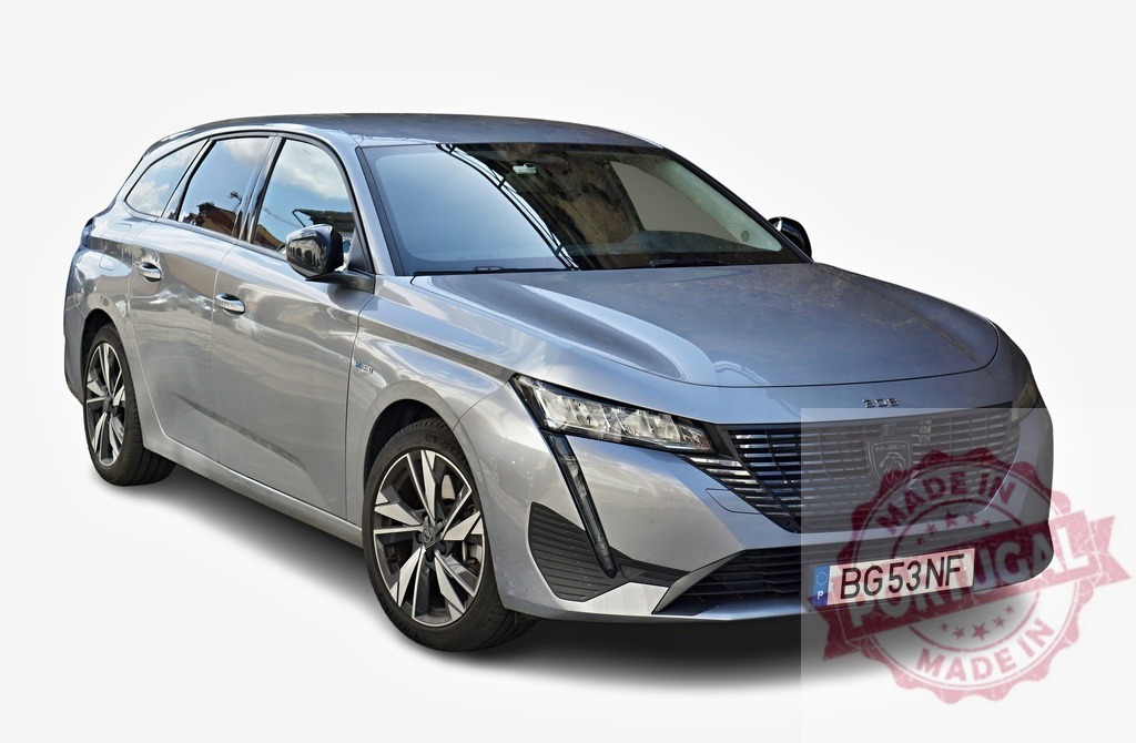 Peugeot 508 SW Hybrid is parked on a white background | Modern Peugeot 508 SW Hybrid station wagon parked on a white background, showcasing its sleek design - Realisiert mit Pictrs.com