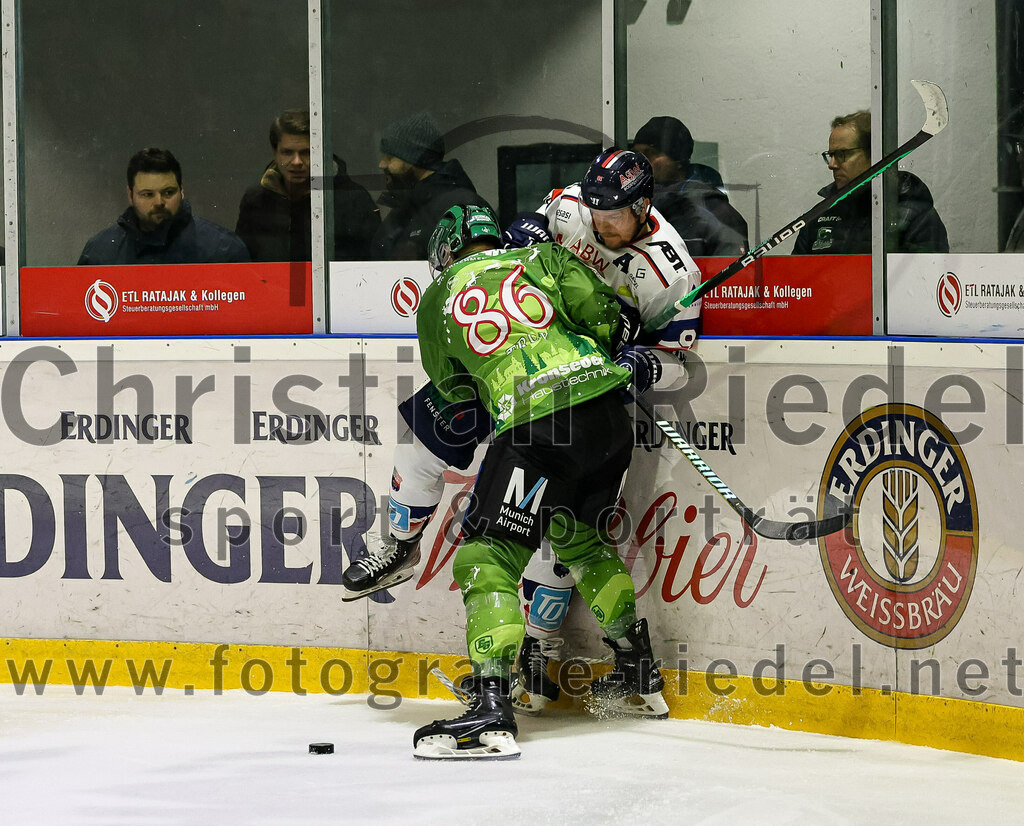 2023-12-17_121_TSV_Erding_gegen_ESC_Kempten | Erding, Deutschland, 17.12.2023:
Eishockey, Bayernliga Vorrunde 2023 / 2024, 18. Spieltag, TSV Erding gegen ESC Kempten, Endergebnis: 5:1

Michael Trox (Erding Gladiators, #86)

Foto: Christian Riedel / fotografie-riedel.net