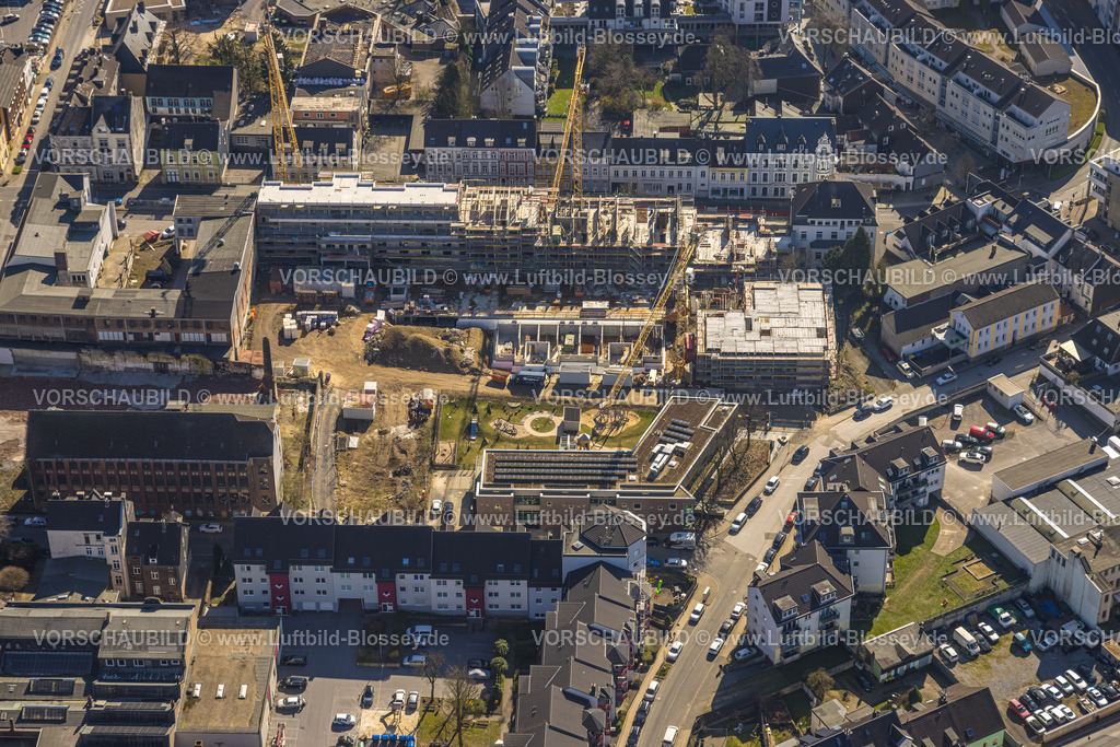 Velbert240301564 | Luftbild, Baustelle mit Baukran für Wohngebäude an der Sternbergstraße mit Neubau für Klima-Kita mit Spielplatz an der Nordstraße, Velbert, Ruhrgebiet, Nordrhein-Westfalen, Deutschland