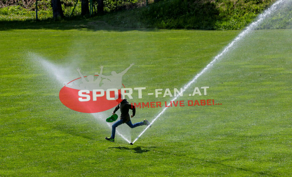 Portugal  U15 -Czech Republic U15 | Fan ; Portugal  U15 -Czech Republic U15 am 29.04.2022 in Arnoldstein
(Sportplatz), AUSTRIA, (Photo by Ernst Krawagner sport-fan.at) - Realisiert mit Pictrs.com