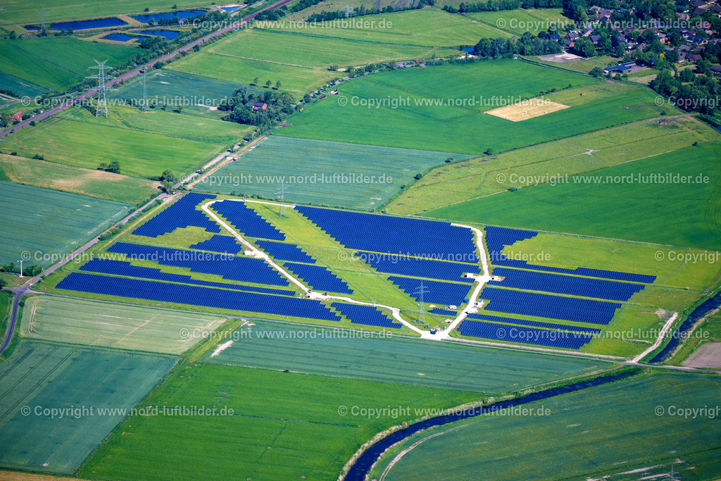 Stedesand_Solarpark_ELS_2525100623 | ENGE-SANDE 10.06.2023 Paneel- Reihen eines Solarkraftwerkes und Photovoltaik- Anlage auf einem Feld im Ortsteil Stedesand in Enge-Sande im Bundesland Schleswig-Holstein, Deutschland. // Rows of panels of a solar power plant and photovoltaic system on afield in the district Stedesand in Enge-Sande in the state Schleswig-Holstein, Germany. Foto: Martin Elsen