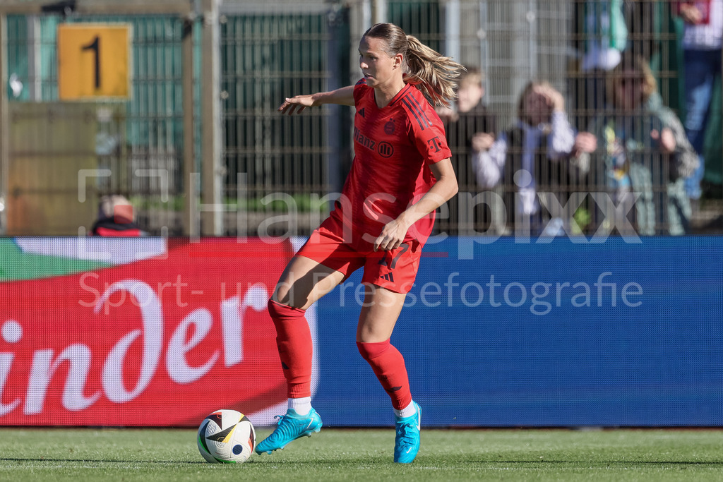 Fussball, Google Pixel Frauen-Bundesliga, SV Werder Bremen - FC Bayern München | v.li.: Klara Bühl (FC Bayern München, 17) am Ball, Freisteller, Einzelbild, Ganzkörper, Aktion, Action, Spielszene, DIE DFB-RICHTLINIEN UNTERSAGEN JEGLICHE NUTZUNG VON FOTOS ALS SEQUENZBILDER UND/ODER VIDEOÄHNLICHE FOTOSTRECKEN. DFB REGULATIONS PROHIBIT ANY USE OF PHOTOGRAPHS AS IMAGE SEQUENCES AND/OR QUASI-VIDEO.
