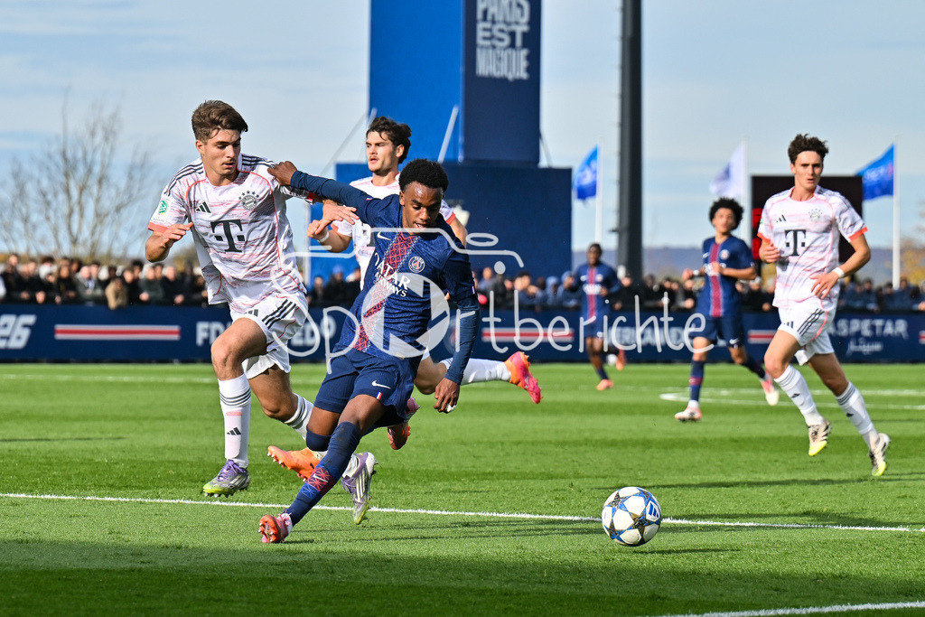 Paris Saint Germain U19 - FC Bayern München U19 | PARIS, FRANKREICH - 4. NOVEMBER: im Duell Raphael PAVLIC (FC Bayern München U19 5) und Elijah LY (PSG U19 29) beim Ligaspiel zwischen der U19 von Paris Saint Germain und der U19 des FC Bayern München am 4. Spieltag der UEFA Youth League am PSG Campus am 04.11.2025