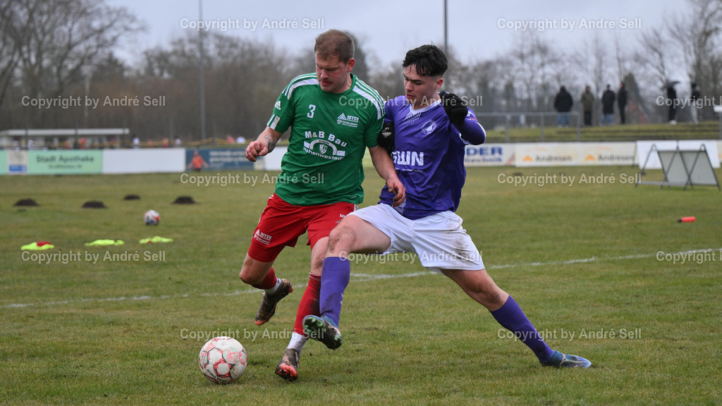 VfR Neumünster vs MTSV Hohenwestedt | Visar Mehmeti (VfR #7) / Michael Behnke (MTSV #3) / Fußball-Oberliga Männer 2024/2025 / VfR Neumünster vs MTSV Hohenwestedt / VfR-Stadion / Neumünster / 16.03.25 - Realisiert mit Pictrs.com