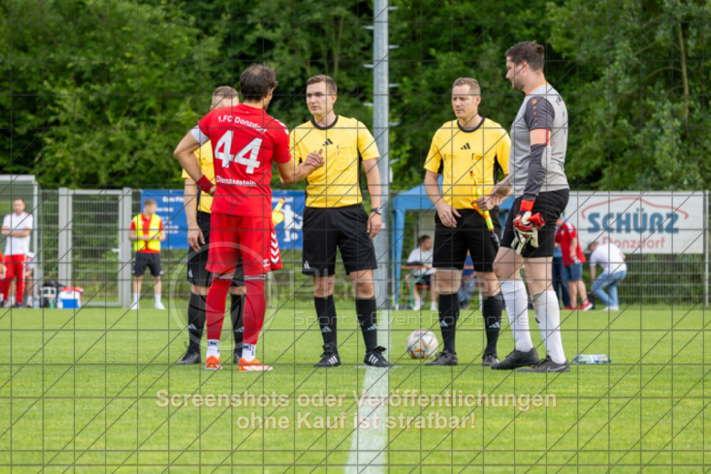 20250616_182901_0144 | #,  TV Eybach (weiß) vs. 1.FC Donzdorf II (rot), Fussball, Entscheidungsspiel 3 in Kreisliga A3 - Bezirk Neckar/Fils, Saison 2024/2025, Rasensportplatz, Staufenecker Str. 41, 73084 Salach, 16.06.2025 - 18:30 Uhr,Foto: PhotoPeet-Sportfotografie/Peter Harich