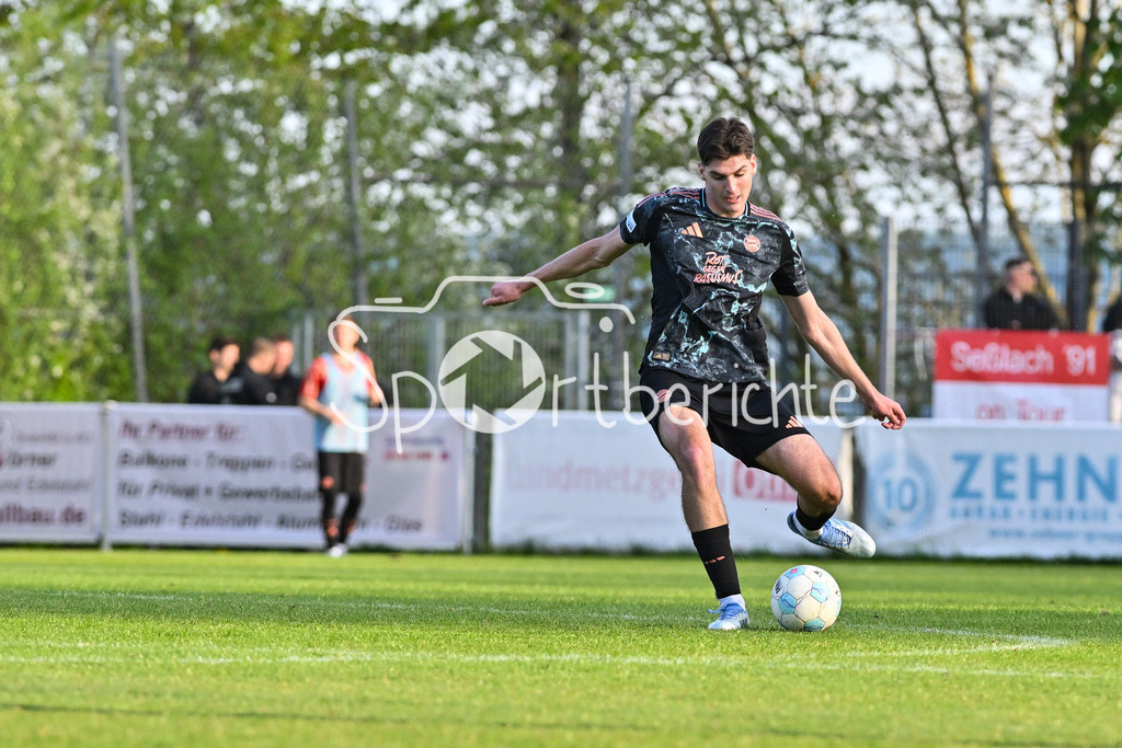 TSV Aubstadt - FC Bayern Amateure | am BAll Ljubo PULJIC (FC Bayern München II #5) / Einzelfoto / Freisteller / Regionalliga Bayern: TSV Aubstadt - FC Bayern Muenchen II, NGN-Arena am 23.04.2025