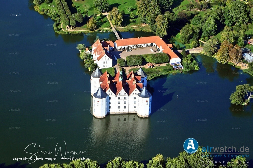 Luftbild Schloss Glücksburg - Das Schloss diente fortan als Sommerresidenz des dänischen Königshauses und wurde als „Wiege Europas“ bezeichnet | 1825 wurde das Schloss dem Schwager des dänischen Königs, Friedrich Wilhelm von Schleswig-Holstein-Sonderburg-Beck, übergeben. Dieser begründete mit seiner Ehefrau Luise Karoline von Hessen-Kassel die jüngere Linie der Glücksburger Herzöge. Sein Sohn Christian wurde 1863 nach dem Tod des dänischen Königs Friedrich VII. König von Dänemark und begründete damit die heutige dänische Königsfamilie. Das Schloss diente fortan als Sommerresidenz des dänischen Königshauses und wurde als „Wiege Europas“ bezeichnet, da aus der Familie Christian IX. mehrere europäische Könige hervorgingen.