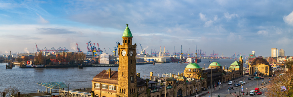10240211 - Landungsbrücken Panorama am Morgen | Panoramablick über die Landungsbrücken und den Hamburger Hafen am Morgen.