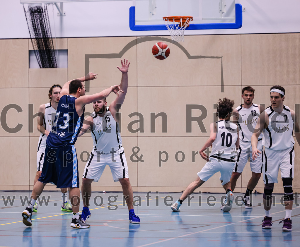 2022-04-03_064_TSV_Vaterstetten_gegen_SV_Weissblau-Allianz_Muenchen | Vaterstetten, Deutschland, 03.04.2022:
Basketball, Bezirksoberliga Herren 2021 / 2022, 14. Spieltag, TSV Vaterstetten gegen SV Weißblau-Allianz München, Endergebnis: 86:54

Lionel Winter (TSV Vaterstetten, #2), Peter Fabian Klemm (SV Weißblau-Allianz München, #13), Mathias Furtmair (TSV Vaterstetten, #15), Luca Maurice Kohll (TSV Vaterstetten, #10), Konstantin Huber (TSV Vaterstetten, #13), Bastian Heckner (TSV Vaterstetten, #7)

Foto: Christian Riedel / fotografie-riedel.net