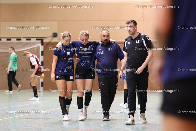 Handball I Juniorinnen I Saison 2026-2027 I Oberliga Schleswig-Holstein I 3. Spieltag I HSG Kalkberg 06 - TSV Bargteheide 094 | v.l. Lennya Putzig (10, HSG Kalkberg 06), Frida Kaack (2, HSG Kalkberg 06), Benjamin Busch (Trainer, HSG Kalkberg 06), Levin Euler (Trainer, HSG Kalkberg 06) - Realisiert mit Pictrs.com