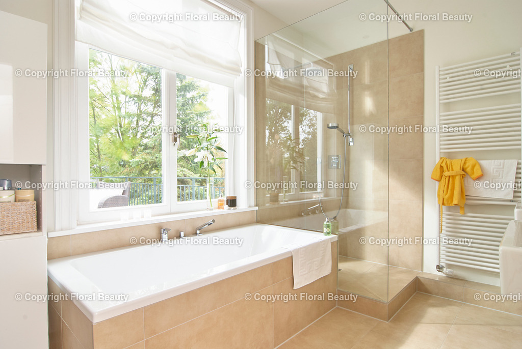 Modernes Badezimmer mit Badewanne | Badewanne und Dusche in beige gefliestem Bad. - Realized with Pictrs.com