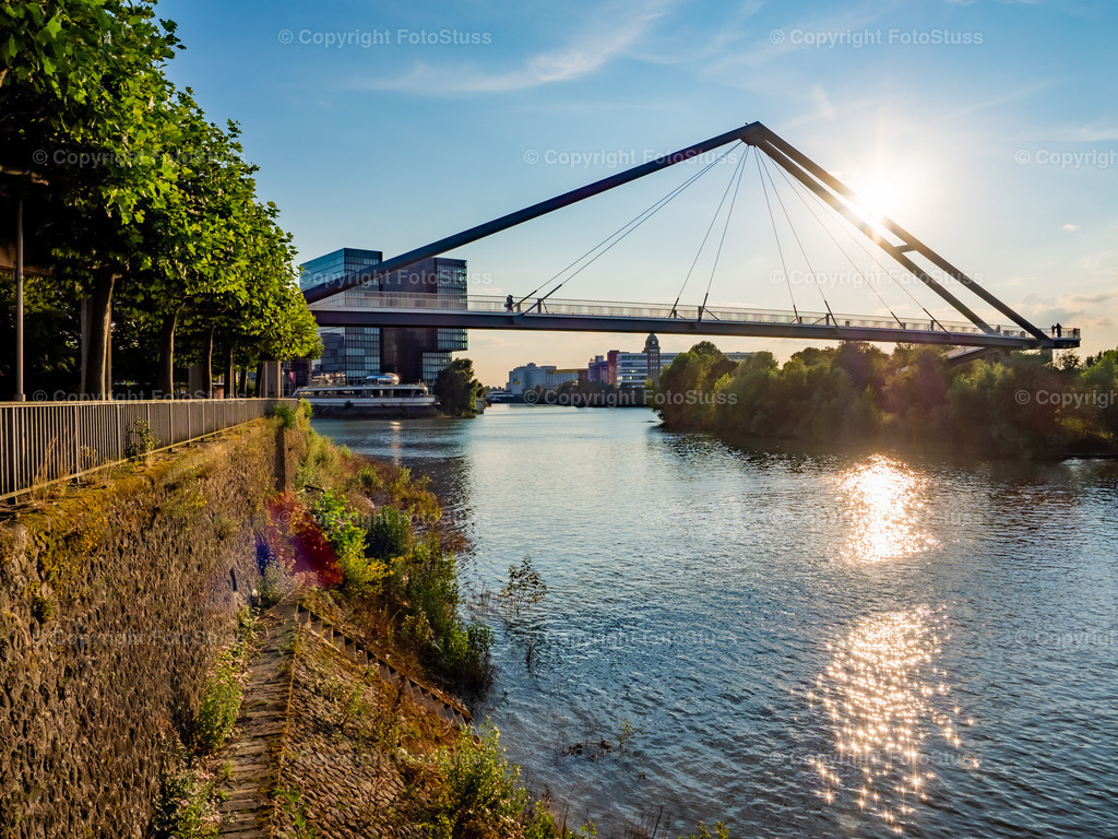 Brücke an der Promenade vom Medienhafen Düsseldorf am Rhein | Panorama der Promenade am Düsseldorfer Medienhafen im Sommer. - Realisiert mit Pictrs.com
