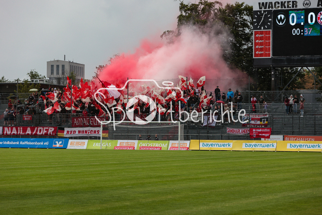 SV Wacker Burghausen - FC Bayern Amateure | Die mitgereisten Fans aus Muenchen feuern ihr Team an / Choreo / Pyrotechnik / Pyro / Ultras /