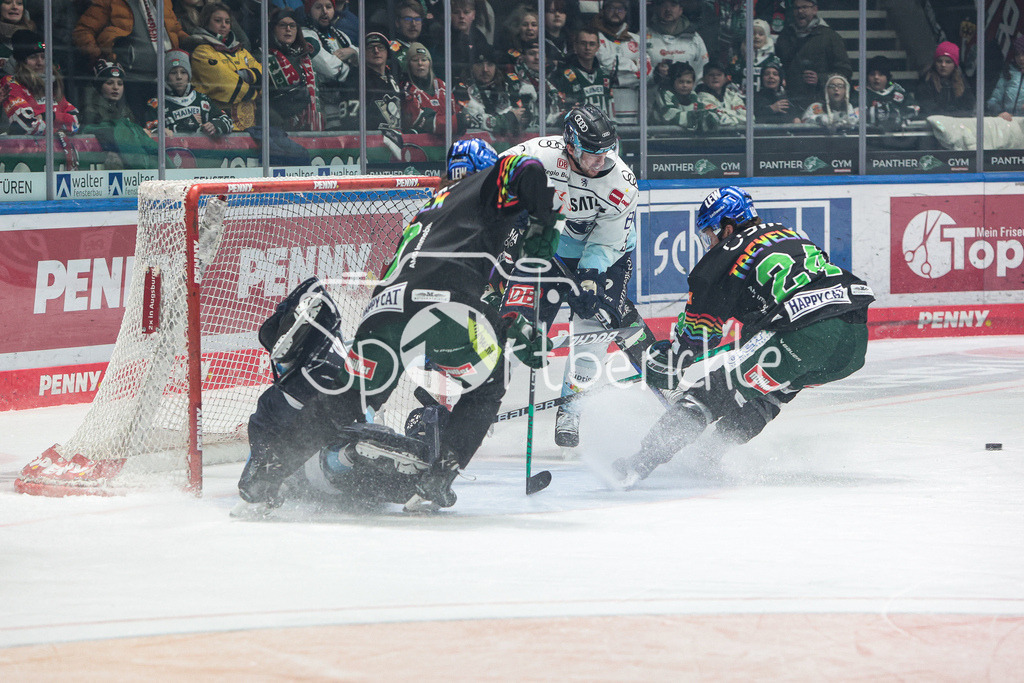 Augsburger Panther - ERC Ingolstadt | Thomas Jordan TREVELYAN (AEV #24) bringt den Puck nicht an Kevin REICH (ING #35) vorbei
