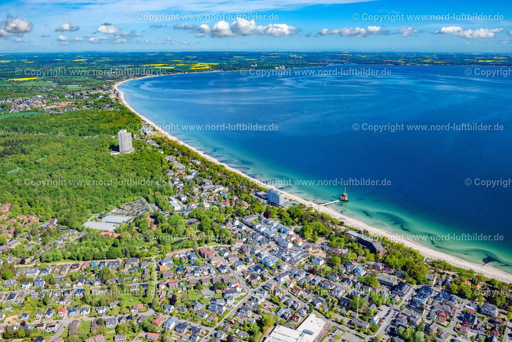 Timmendorf_ELS_4043150522 | TIMMENDORFER STRAND 15.05.2022 Ortsansicht der Straßen und Häuser der Wohngebiete in Timmendorfer Strand an der Ostsee- Küste im Bundesland Schleswig-Holstein. // Town View of the streets and houses of the residential areas in Timmendorfer Strand  at the coast of the Baltic Sea in the state Schleswig-Holstein. Foto: Martin Elsen