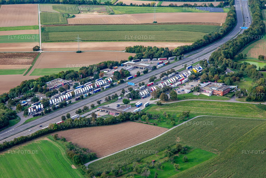 Luftbild: Serways Raststätte Wunnenstein in Ilsfeld im Bundesland Baden-Württemberg in Deutschland. – Foto: IMG_138632.jpg vom 16.09.2023 durch Werner Riehm/FLY-FOTO.de – Auflösung des Originals: 5472 x 3648 px – Autobahnraststätten & Rastplätze: Alles für Ihre Pause! | Serways