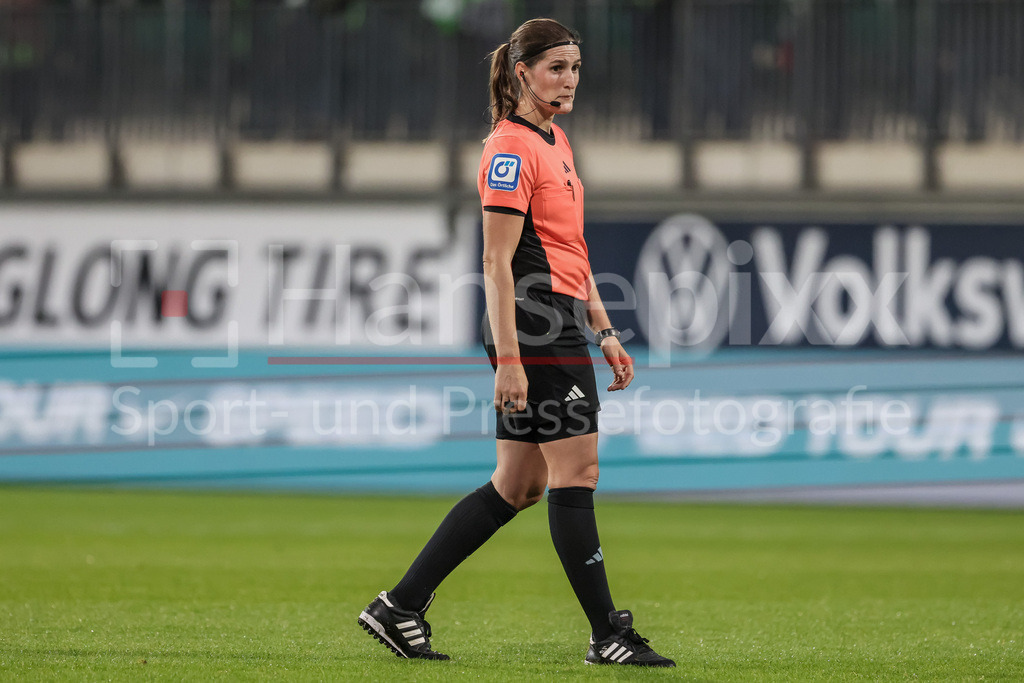 Fussball, Google Pixel Frauen-Bundesliga, VfL Wolfsburg - RB Leipzig | v.li.: Schiedsrichterin Naemi Breier, DIE DFB-RICHTLINIEN UNTERSAGEN JEGLICHE NUTZUNG VON FOTOS ALS SEQUENZBILDER UND/ODER VIDEOÄHNLICHE FOTOSTRECKEN. DFB REGULATIONS PROHIBIT ANY USE OF PHOTOGRAPHS AS IMAGE SEQUENCES AND/OR QUASI-VIDEO.