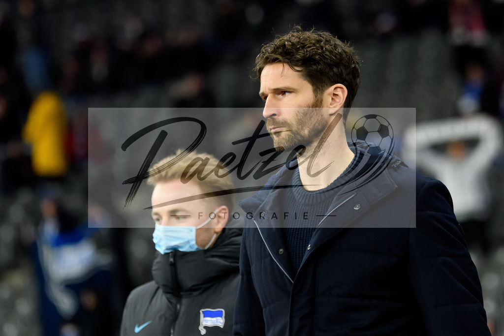 BSCFCB20220123_235 | Fussball, Herren: Sportdirektor Arne Friedrich (Hertha BSC) schaut bei dem Spiel der 1. Bundesliga zwischen Hertha BSC und FC Bayern Muenchen im Olypiastadion am 23.01.2022 in Berlin, Deutschland.DFB / DFL REGULATIONS PROHIBIT ANY USE OF PHOTOGRAPHS AS IMAGE SEQUENCES AND/OR QUASI-VIDEO. - Realisiert mit Pictrs.com