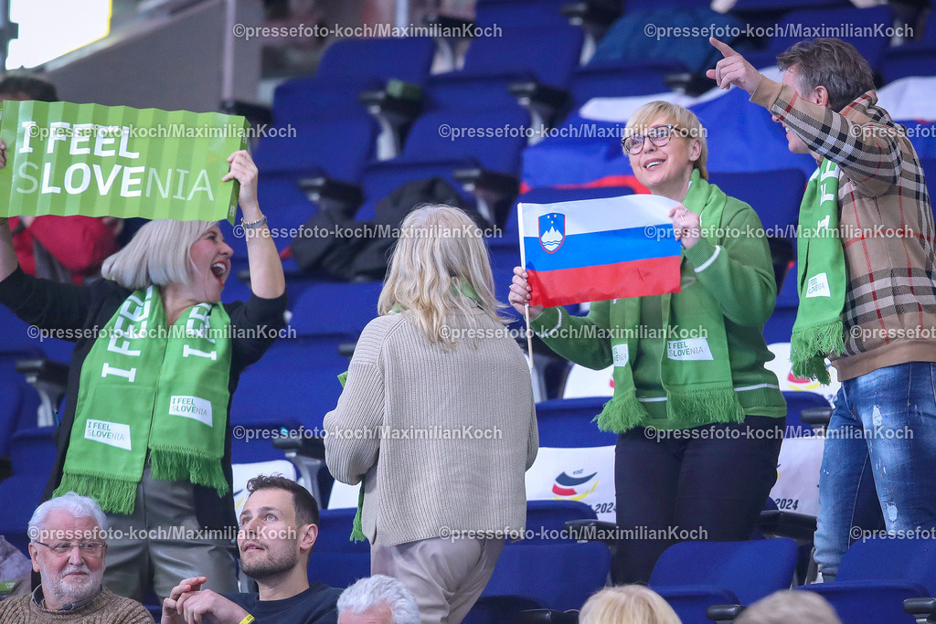 EHFEURO15012402084 | 15.01.2024, EHF EURO 2024, Männer Europameisterschaft Handball, Mercedes-Benz-Arena in Berlin, Norwegen - Slowenien: Die Slowenische Staatspräsidentin Natasa Pirc Musar tanzend mit einer Nationalflagge in der Hand auf der Tribüne 