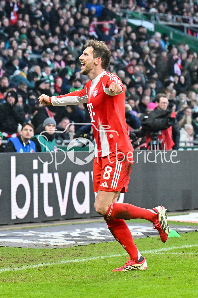 SV Werder Bremen - FC Bayern München | BREMEN, GERMANY - 14. FEBRUARY: Jubel der Bayern nach dem Treffer zum 0-3 durch Harry Leon GORETZKA (FC Bayern Munich 8)  Tor / Torschuetze / Freude / Happy während dem Bundesligamatch zwischen dem SV Werder Bremen und dem FC Bayern München am 22. Spieltag im Weserstadion / DFL REGULATIONS PROHIBIT ANY USE OF PHOTOGRAPHS AS IMAGE SEQUENCES AND/OR QUASI-VIDEO