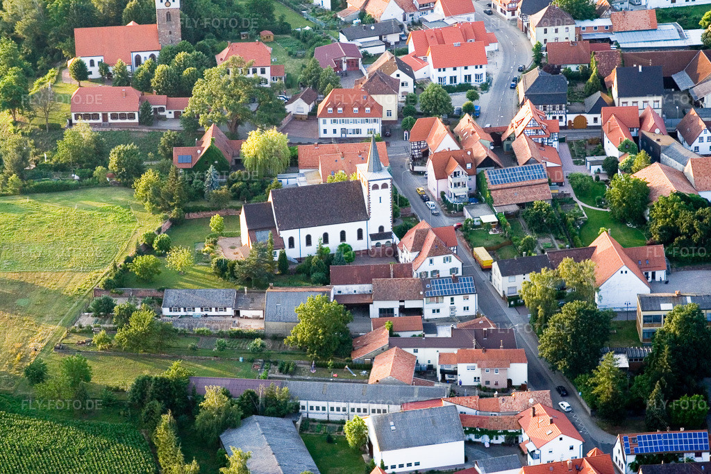 Luftbild: Kirche in der Herrengasse in Minfeld im Bundesland Rheinland-Pfalz in Deutschland. Foto: IMG_3128.jpg vom 30.06.2006 durch Werner Riehm/FLY-FOTO.de
