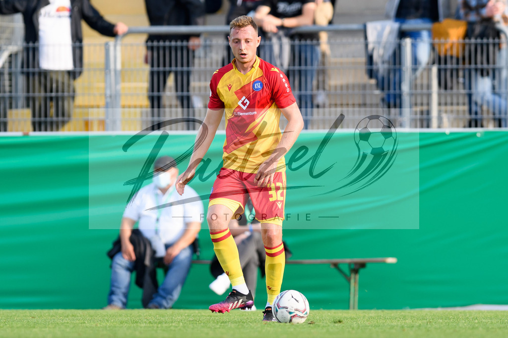 LOTKSC20210809_145 | Fussball, Herren: Robin Bormuth (Karlsruher SC) in Aktion, am Ball, Einzelaktion beim Spiel der 1. Runde im DFB-Pokal zwischen SF Lotte und Karlsruher SC im Stadion am Lotter Kreuz am 09.08.2021 in Lotte, Deutschland.DFB / DFL REGULATIONS PROHIBIT ANY USE OF PHOTOGRAPHS AS IMAGE SEQUENCES AND/OR QUASI-VIDEO. - Realisiert mit Pictrs.com