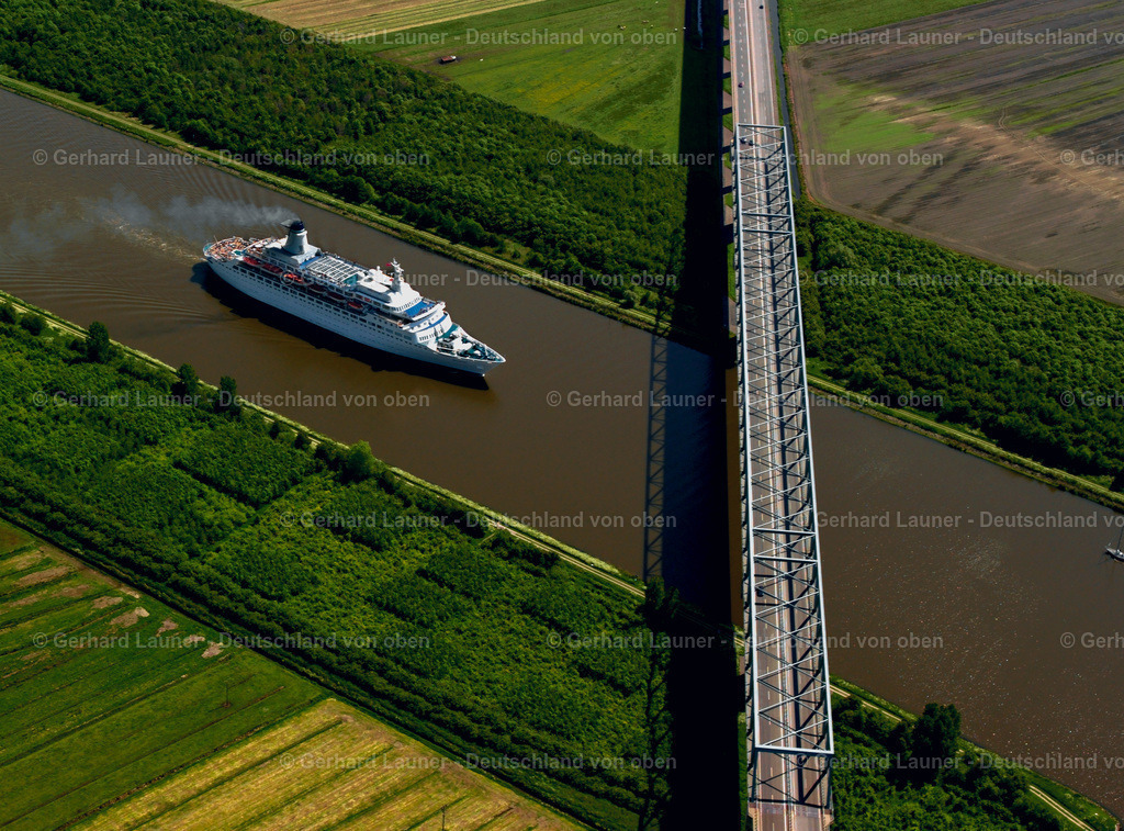 2319056 | Kreuzfahrschiff mit Brücke auf dem Nord-Ostsee-Kanal mit Brücke bei Brunsbüttel
