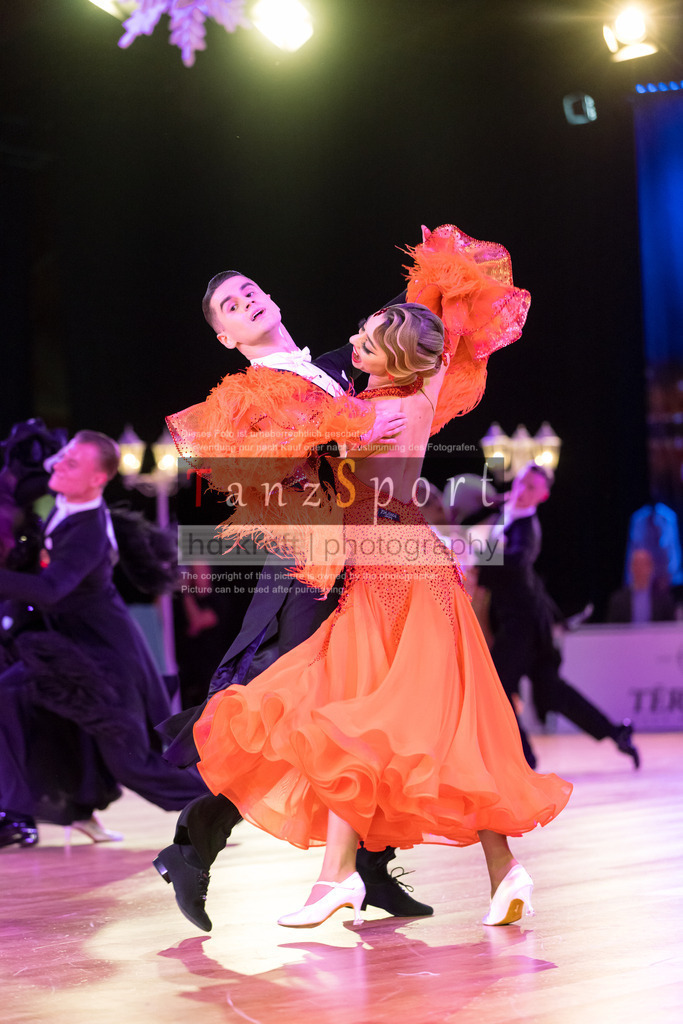 20241215_WDSF_Int_Open_Std-Riga-9592 | Tanzsportbilder, Standardtanz, Lateintanz, WDSF, DTV, LTVB, dancecomp, goc, hessen tanzt, blaues band der spree, walzer, tango, wiener walzer, slowfox, quickstepp, samba, rumba, cha-cha-cha, paso doble. jive, hd-kroft photography, turniertanzsport
