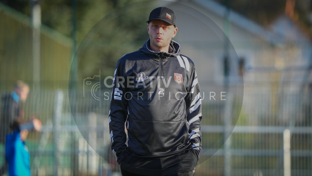 Fußball, Herren, Saison 2025/2026, Regionalliga Nordost, 22. Spieltag, FSV 63 Luckenwalde vs. Hallescher FC, Dienstag 07.04.2026, Werner-Seelenbinder-Stadion Luckenwalde, | Fußball, Herren, Saison 2025/2026, Regionalliga Nordost, 22. Spieltag, FSV 63 Luckenwalde vs. Hallescher FC, Dienstag 07.04.2026, Werner-Seelenbinder-Stadion Luckenwalde, Im Bild: Robert Schröder (Trainer Halle) - Realisiert mit Pictrs.com