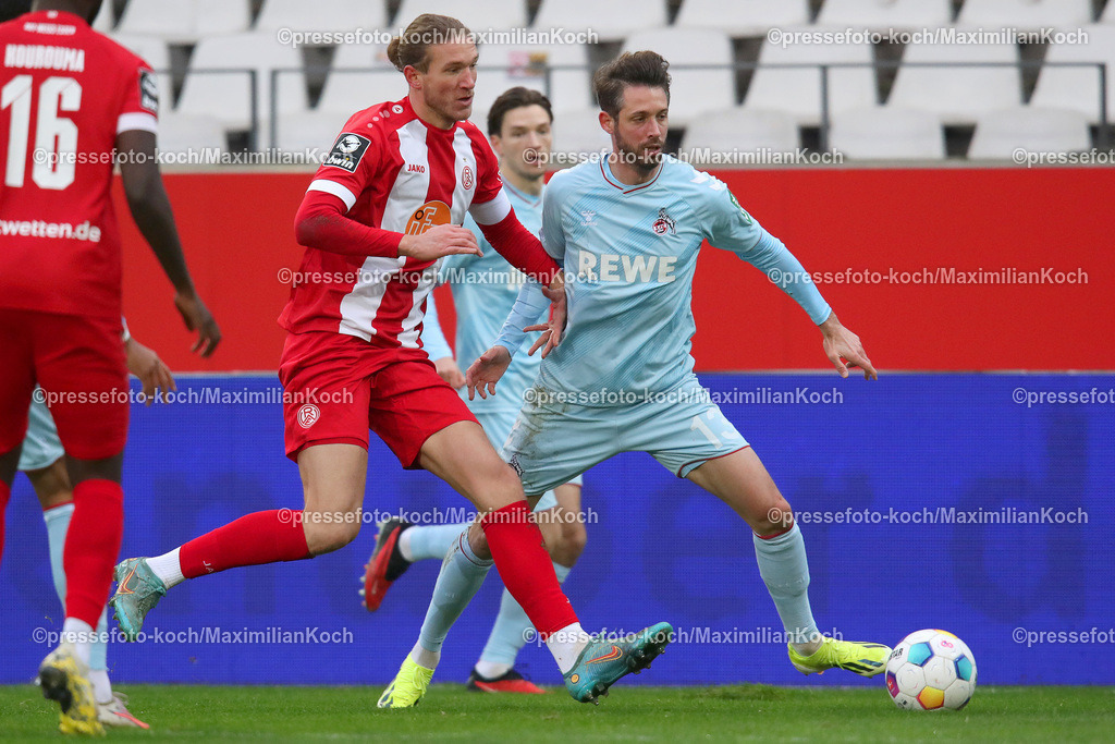 RWE06012401008 | 06.01.2024, Essen, Fußball, Herren, Stadion an der Hafenstraße, Testspiel, Rot-Weiss Essen – 1. FC Köln:  Vinko Sapina (Rot-Weiss Essen) gegen Mark Uth (1.FC Köln)
DFB regulations prohibit any use of photographs as image sequences and or quasi-video.