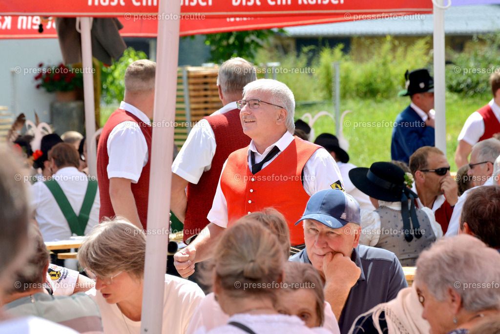 UMZUGENDE-news-2022-Juli24-Bezirksschuetzenfest-Elbigenalp-D8-WTV_3791 | Info aus dem Bezirk Reutte/Ausserfern Tirol sowie eine umfangreiche Bilddatenbank über die gesamte Region: Lechtal, Talkessel Reutte, Tannheimertal, Zwischentoren. Lech, Plansee, Zugspitze, Grenztunnel, B179, Fernpassstraße, Verkehr, Lawinen, Tradition, - Realisiert mit Pictrs.com