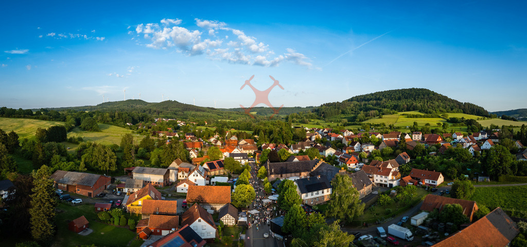 800 Jahre Vollmerz Sannstag Pano | luftbild-osthessen - Realisiert mit Pictrs.com