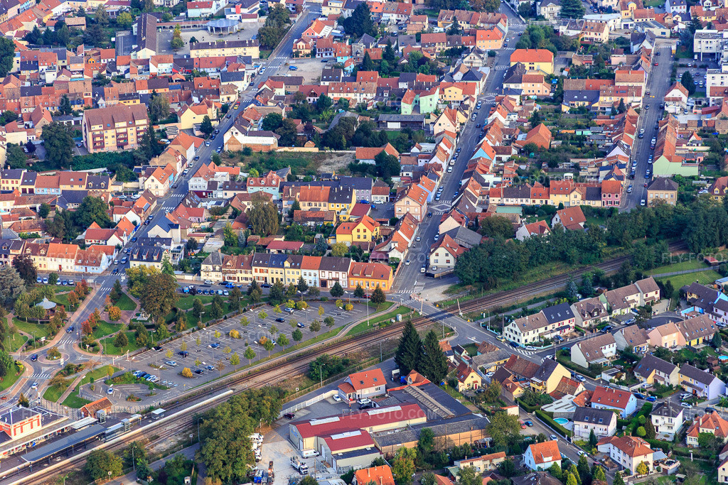 Aerial view: Rue des Fileurs in Bischwiller in the state Bas-Rhin, France. – Photo: IMG_074260.jpg taken on 10/04/2014 by Werner Riehm/FLY-FOTO.com – Resolution of the original: 5472 x 3648 px